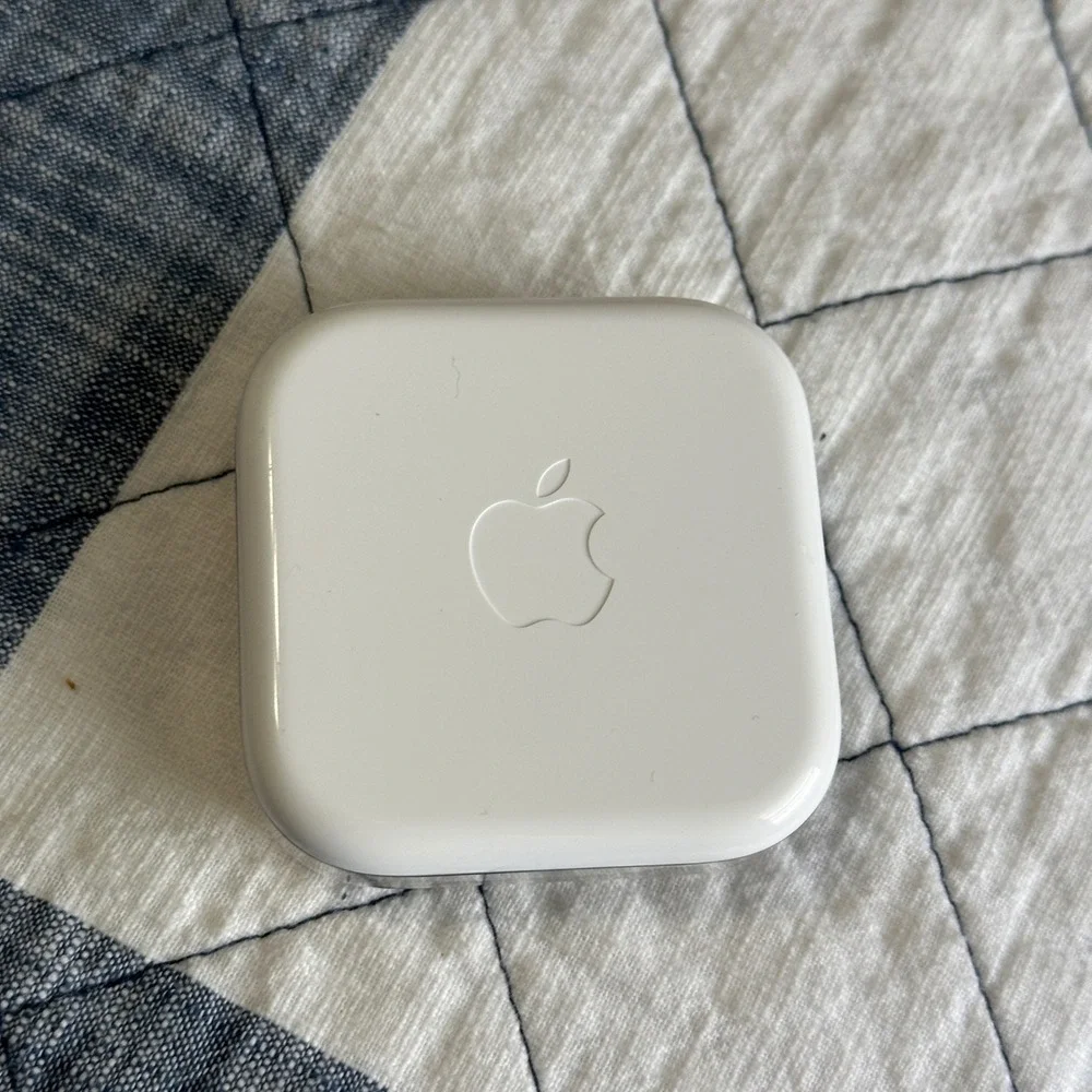 Apple EarPods with 3.5mm Headphone Plug Wired Earbuds MD827LL/A White Case